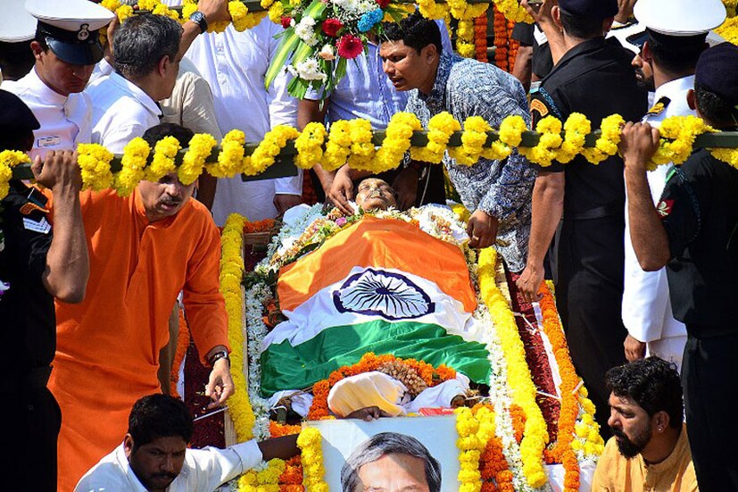 শেষ যাত্রায় মনোহর পর্রীকর। ২০০০ -এর অক্টোবরে প্রথমবার গোয়ার মুখ্যমন্ত্রীপদে শপথ নেন পর্রীকর। তিনিই গোয়ার প্রথম আইআইটিয়ান, যিনি মুখ্যমন্ত্রী হন। (Image: AFP)