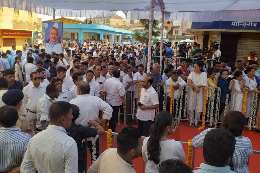 মনোহর পর্রীকরকে শেষ শ্রদ্ধা জানাতে গোয়ার বিজেপি অফিসের সামনে মানুষের ডল। (Image: News18/Arjun Chikhale) মনোহর পর্রীকরকে শেষ শ্রদ্ধা জানাতে গোয়ার বিজেপি অফিসের সামনে মানুষের ডল। (Image: News18/Arjun Chikhale)