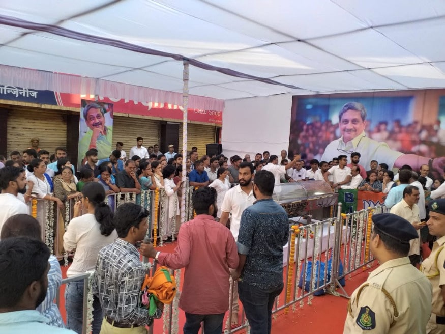 চিকিৎসা চলাকালীনও মুখ্যমন্ত্রীর দায়িত্ব সামলান। রবিবার থেকে তাঁর শারীরিক অবস্থার অবনতি হতে থাকে। রবিবার সন্ধেয় চিকিৎসকরা তাঁকে মৃত ঘোষণা করেন। (Image: News18/Arjun Chikhale) চিকিৎসা চলাকালীনও মুখ্যমন্ত্রীর দায়িত্ব সামলান। রবিবার থেকে তাঁর শারীরিক অবস্থার অবনতি হতে থাকে। রবিবার সন্ধেয় চিকিৎসকরা তাঁকে মৃত ঘোষণা করেন। (Image: News18/Arjun Chikhale)