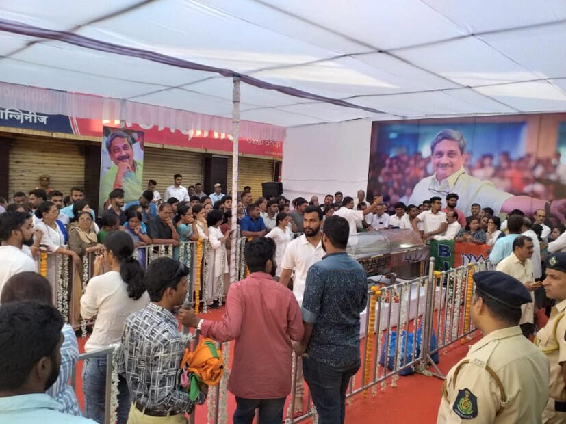 চিকিৎসা চলাকালীনও মুখ্যমন্ত্রীর দায়িত্ব সামলান। রবিবার থেকে তাঁর শারীরিক অবস্থার অবনতি হতে থাকে। রবিবার সন্ধেয় চিকিৎসকরা তাঁকে মৃত ঘোষণা করেন। (Image: News18/Arjun Chikhale)