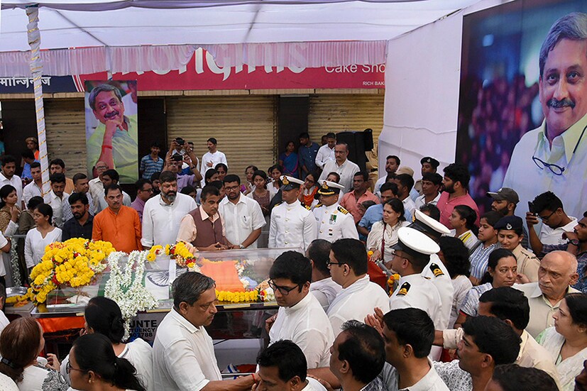  খুব অল্প বয়সে আরএসএস-এ যোগ দেন তিনি। ১৯৮৮-তে যোগ দেন বিজেপিতে। ১৯৯৪ সালে পানাজি কেন্দ্র থেকে বিধায়ক হন তিনি। ২০০০ -এর অক্টোবরে প্রথমবার গোয়ার মুখ্যমন্ত্রীপদে শপথ নেন পর্রীকর। (Image: PTI)