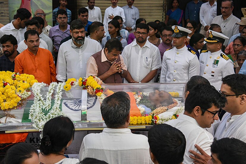 মনোহর পর্রীকরকে শেষ শ্রদ্ধা জানালেন নিতিন গডকড়ী (Image: PTI)