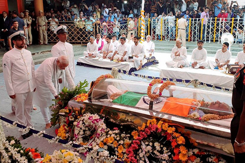 মনোহর পর্রীকরকে শেষ শ্রদ্ধা জানালেন প্রধানমন্ত্রী নরেন্দ্র মোদি  (Image: PTI)