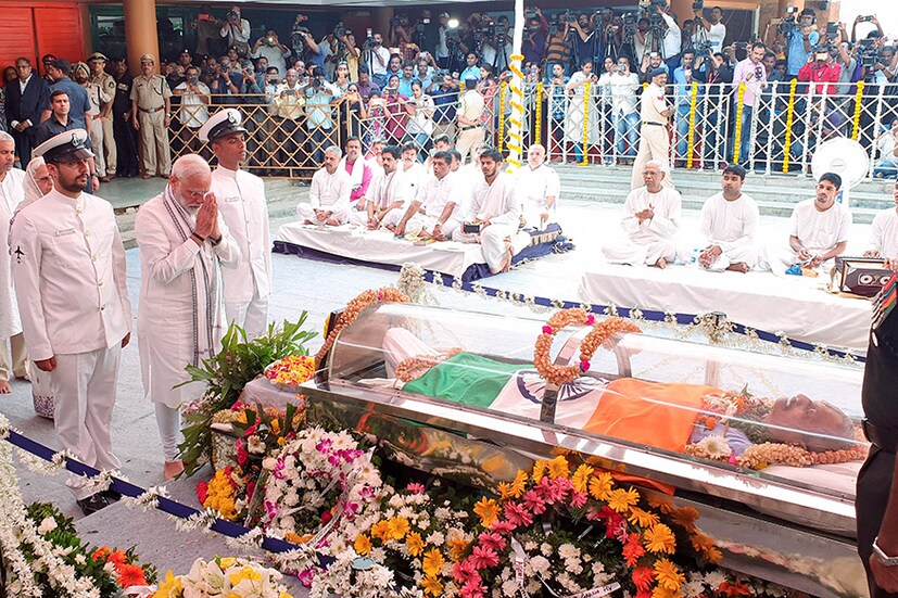 মনোহর পর্রীকরকে শেষ শ্রদ্ধা জানালেন প্রধানমন্ত্রী নরেন্দ্র মোদি  (Image: PTI)