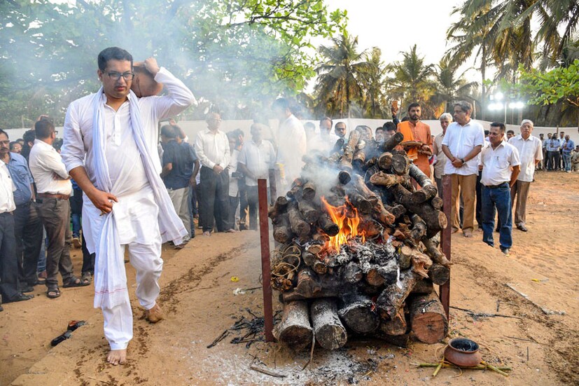পূর্ণ রাষ্ট্রীয় মর্যাদায় সম্পন্ন হল গোয়ার মুখ্যমন্ত্রী মনোহর পর্রীকরের শেষ কৃত্য। বেশ কয়েকদিন ধরে প্যানক্রিয়াসে ক্যানসারে ভুগছিলেন তিনি। (Image: PTI)