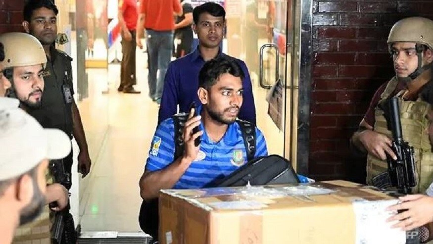 এই চোখে মুখে আতঙ্কের ছাপের ছবি কয়েকদিনের মধ্যেই অতীত ৷ কারণ তিনিও সেরে ফেলেলেন দীর্ঘদিনের প্রেমিকার সঙ্গে বাগদান পর্ব ৷ Photo- AFP এই চোখে মুখে আতঙ্কের ছাপের ছবি কয়েকদিনের মধ্যেই অতীত ৷ কারণ তিনিও সেরে ফেলেলেন দীর্ঘদিনের প্রেমিকার সঙ্গে বাগদান পর্ব ৷ Photo- AFP
