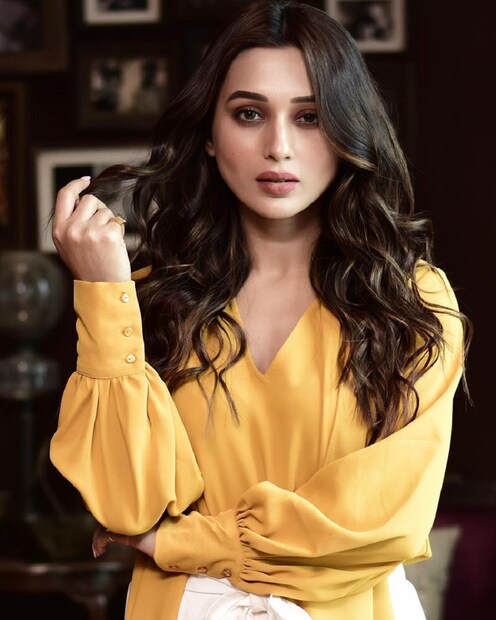 মিমি চক্রবর্তীও নুসরতের মতোই জনপ্রিয় এক অভিনেত্রী। এবার তিনিও তৃণমূলের হয়ে লোকসভা ভোটে যাদবপুরের প্রার্থী। photo source collected