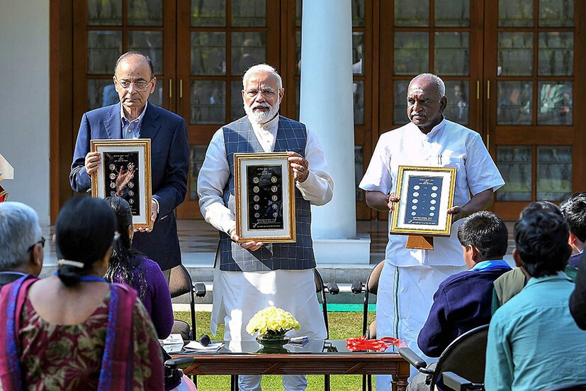 একটি অনুষ্ঠানে অরুণ জেটলি, প্রধানমন্ত্রী নরেন্দ্র মোদি আর পি রাধকৃষণ এই কয়েন লঞ্চ করেন। (Image: PTI)  