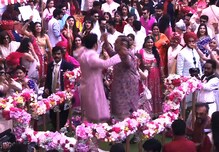 #AkashShlokaWedding: শ্লোকার সঙ্গে বিয়ে শুধু সময়ের অপেক্ষা, বাবা মুকেশ আম্বানির সঙ্গে জমিয়ে নাচলেন আকাশ #AkashShlokaWedding: শ্লোকার সঙ্গে বিয়ে শুধু সময়ের অপেক্ষা, বাবা মুকেশ আম্বানির সঙ্গে জমিয়ে নাচলেন আকাশ