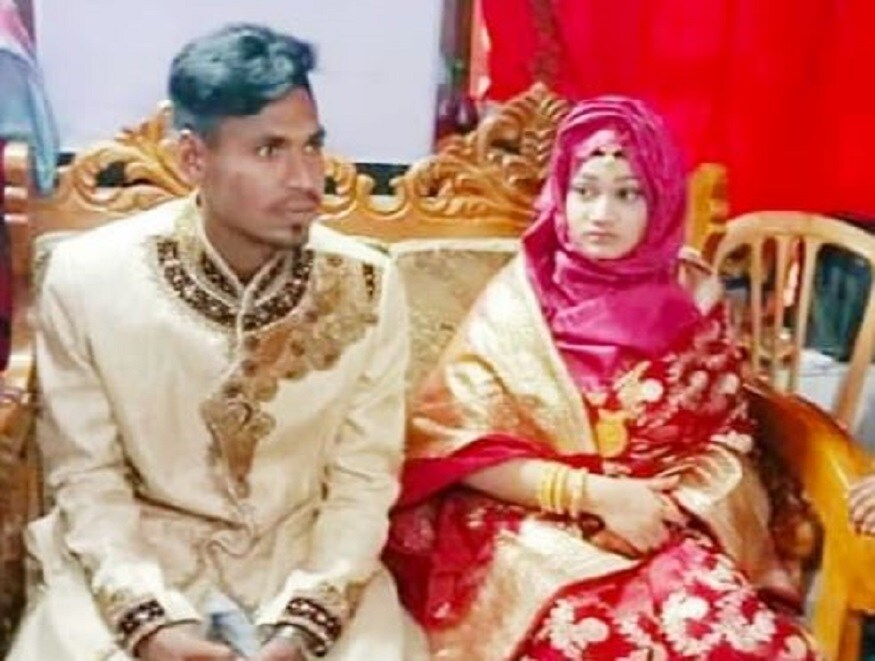 নিজের মামাতো বোনের সঙ্গে বিয়ে সেরে ফেললেন বাংলাদেশি এই পেসার ৷ ঢাকা বিশ্ববিদ্যালয়ের প্রথম বর্ষের ছাত্রী শিমুকে বিয়ে করলেন মুস্তাফিজুর ৷ এবারের আইপিএলে তিনি কোনও দলে খেলছেন না ৷ মুম্বই ইন্ডিয়ন্স তাঁকে রাখতে চাইলেও বাংলাদেশ ক্রিকেট বোর্ড তাঁকে ছাড়পত্র দেয়নি খেলার জন্য ৷ কারণ তিনি চোটপ্রবণ তাই বিশ্বকাপ মাথায় রেখে তাঁকে খেলতে দেওয়া হচ্ছে না৷ Photo- Facebook নিজের মামাতো বোনের সঙ্গে বিয়ে সেরে ফেললেন বাংলাদেশি এই পেসার ৷ ঢাকা বিশ্ববিদ্যালয়ের প্রথম বর্ষের ছাত্রী শিমুকে বিয়ে করলেন মুস্তাফিজুর ৷ এবারের আইপিএলে তিনি কোনও দলে খেলছেন না ৷ মুম্বই ইন্ডিয়ন্স তাঁকে রাখতে চাইলেও বাংলাদেশ ক্রিকেট বোর্ড তাঁকে ছাড়পত্র দেয়নি খেলার জন্য ৷ কারণ তিনি চোটপ্রবণ তাই বিশ্বকাপ মাথায় রেখে তাঁকে খেলতে দেওয়া হচ্ছে না৷ Photo- Facebook