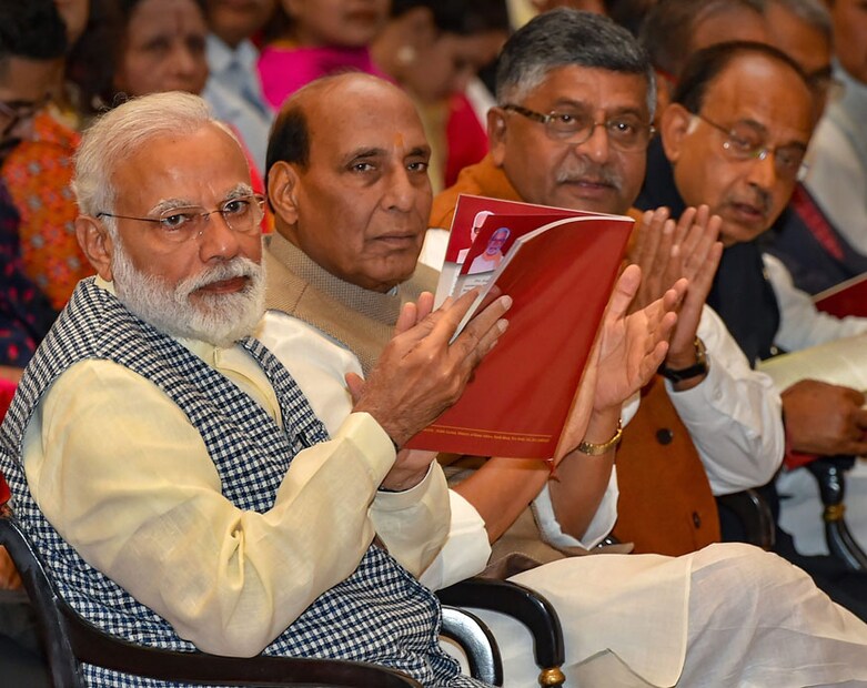 প্রধানমন্ত্রী নরেন্দ্র মোদি, স্বরাষ্ট্রমন্ত্রী রাজনাথ সিং, আইনমন্ত্রী রবিশঙ্কর প্রসাদ, হাজির ছিলেন পদ্মসম্মান প্রদানের এই বিশেষ অনুষ্ঠানে ৷ (Image: PTI)
