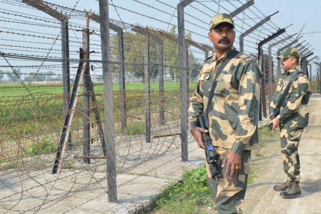 মুম্বই ও পাঠানকোট হামলার পরেও পাকিস্তানকে ডসিয়র দিয়েছিল সাউথ ব্লক ৷ প্রতিবারই ইসলামাবাদ দাবি করেছিল ভারতের ডসিয়রে কোনও তথ্যপ্রমাণ নেই ৷ তা সত্ত্বেও আন্তর্জাতিক চাপে একাধিকবার আটক বা গ্রেফতার করা হয়েছিল হাফিজ সইদ, জাকিউর রহমান লকভিদের ৷ কিন্তু তাতে কাজের কাজ কিছুই হয়নি ৷ তাই এবারও পাকিস্তানের সন্ত্রাসবিরোধী অবস্থানকে লোক দেখানোর বেশি কিছু মানতে নারাজ কূটনৈতিক মহল ৷ Photo: Collected মুম্বই ও পাঠানকোট হামলার পরেও পাকিস্তানকে ডসিয়র দিয়েছিল সাউথ ব্লক ৷ প্রতিবারই ইসলামাবাদ দাবি করেছিল ভারতের ডসিয়রে কোনও তথ্যপ্রমাণ নেই ৷ তা সত্ত্বেও আন্তর্জাতিক চাপে একাধিকবার আটক বা গ্রেফতার করা হয়েছিল হাফিজ সইদ, জাকিউর রহমান লকভিদের ৷ কিন্তু তাতে কাজের কাজ কিছুই হয়নি ৷ তাই এবারও পাকিস্তানের সন্ত্রাসবিরোধী অবস্থানকে লোক দেখানোর বেশি কিছু মানতে নারাজ কূটনৈতিক মহল ৷ Photo: Collected