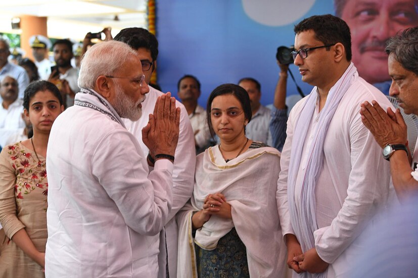 প্রয়াত বিজেপি নেতার পরিবারের সঙ্গে দেখা করেন প্রধানমন্ত্রী নরেন্দ্র মোদি। (Image: Twitter/Narendra Modi)