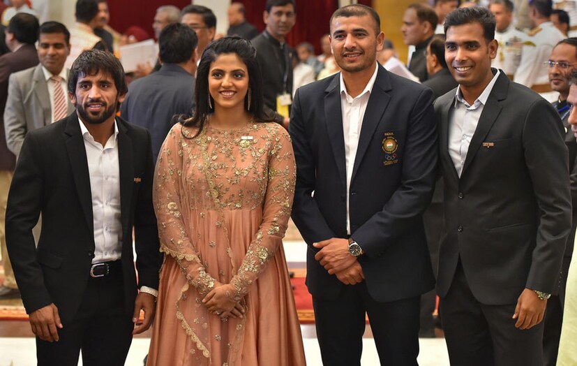 খেলোয়াড়দের মধ্যে পেলেন কুস্তিগির বজরং পুনিয়া, গ্র্যান্ডমাস্টার হরিকা, কবাডি খেলোয়াড় অজয় ঠাকুর, টেবল টেনিস খেলোয়াড় শরদ কমল পেলেন পদ্ম সম্মান ৷ (Image: PTI)
