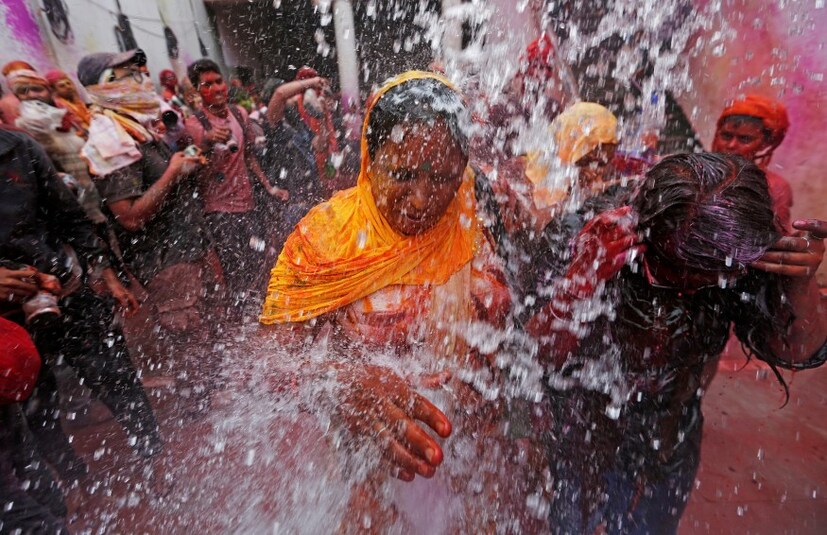 ভাঙ, মিষ্টি , ঠান্ডাই, রং-সব মিলিয়ে জমজমাট দোল বা হোলি (Image: Reuters)