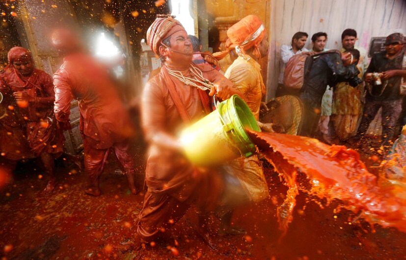 দোলযাত্রা একটি হিন্দু বৈষ্ণব উৎসব। বাংলার বাইরে এটি হোলি নামে পরিচিত।  (Image: Reuters)