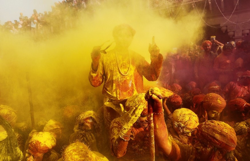 কর্কট রাশির জাতক জাতিকারা হলুদ বা সবুজ রঙ নিয়ে এই হোলিতে আনন্দে মাততে পরামর্শ দিচ্ছেন জ্যোতিষীরা। (Image: Reuters) কর্কট রাশির জাতক জাতিকারা হলুদ বা সবুজ রঙ নিয়ে এই হোলিতে আনন্দে মাততে পরামর্শ দিচ্ছেন জ্যোতিষীরা। (Image: Reuters)