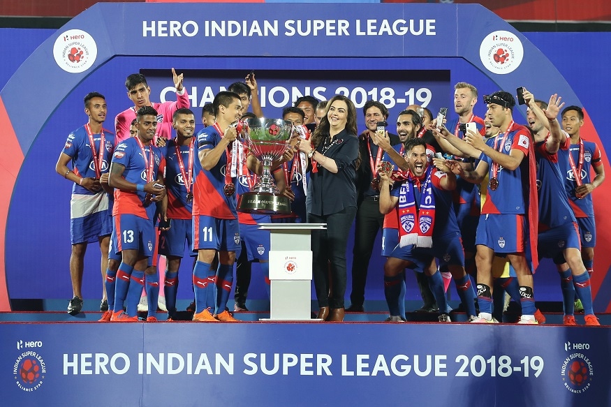 ১১৭ মিনিটে লেখা হল পঞ্চম আই এস এলএর ভাগ্য। লিখলেন রাহুল ভেকে। আর তাতেই আরব সাগরের তীরে পাওয়া গেল নতুন চ্যাম্পিয়ন দের নাম। আইএসএল প্রধান নীতা অম্বানি নতুন চ্যাম্পিয়নদের হাতে খেতাব তুলে দিলেন ৷ ১১৭ মিনিটে লেখা হল পঞ্চম আই এস এলএর ভাগ্য। লিখলেন রাহুল ভেকে। আর তাতেই আরব সাগরের তীরে পাওয়া গেল নতুন চ্যাম্পিয়ন দের নাম। আইএসএল প্রধান নীতা অম্বানি নতুন চ্যাম্পিয়নদের হাতে খেতাব তুলে দিলেন ৷