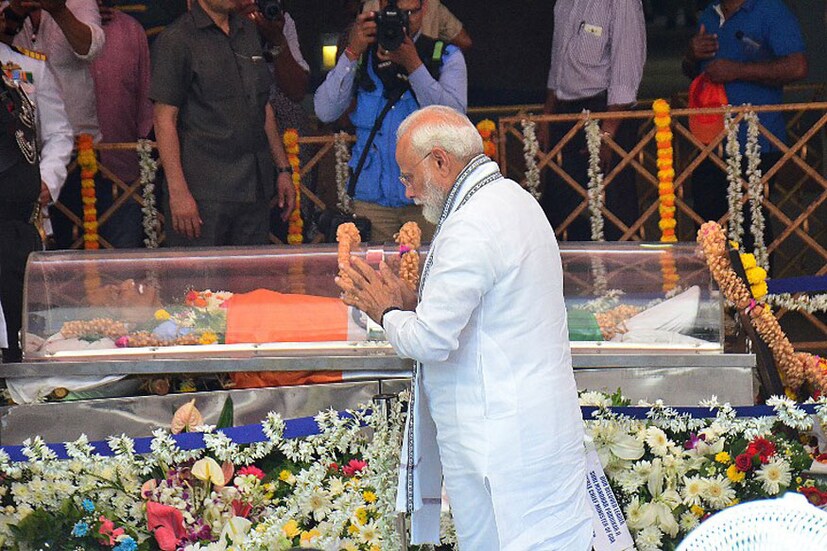 প্রয়াত গোয়ার মুখ্যমন্ত্রী মনোহর পর্রীকরকে শেষ শ্রদ্ধা জানান প্রধানমন্ত্রী নরেন্দ্র মোদি। (Image: AFP)