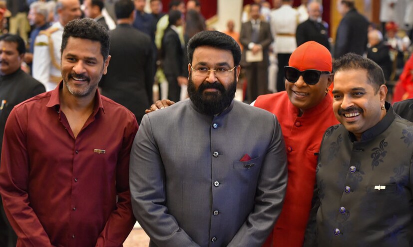বিনোদন দুনিয়ার পদ্ম-প্রাপকরা ছবি তুললেন একসঙ্গে ৷ (Image: PTI)