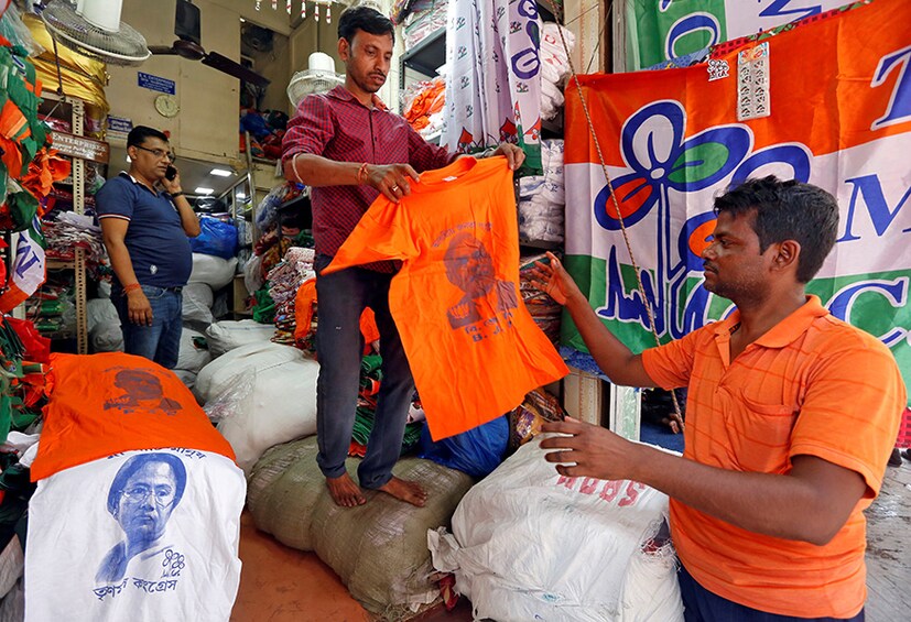 দোকানে বিক্রি হচ্ছে নরেন্দ্র  মোদি, রাহুল গান্ধি, মমতা বন্দ্যোপাধ্যায় প্রিন্টের জামা। (Image: Reuters)