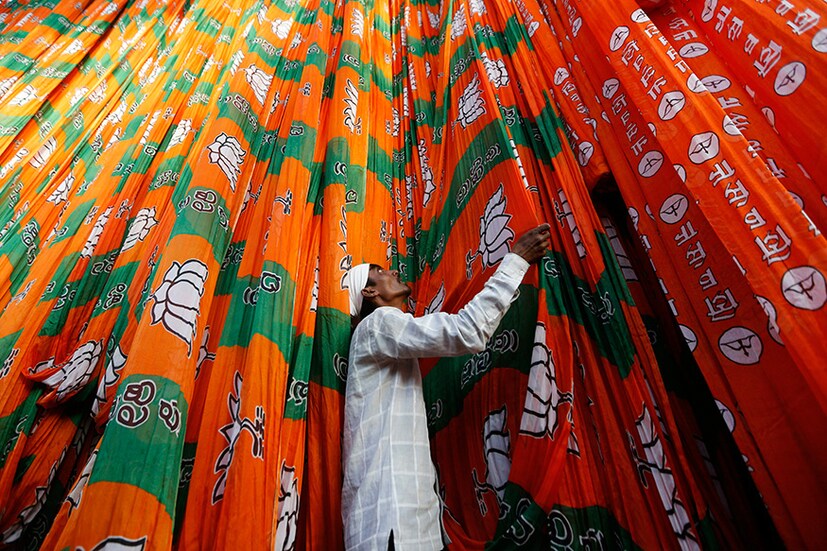 তাছাড়া রাজ্য বা কেন্দ্রের নেতা কিংবা তারকারা প্রচারে এলে প্রার্থীর সঙ্গে তাঁদেরও ছবি দিয়ে রাতারাতি ফেক্স বানানোর কাজ ও চলছে জর কদমে  (Image: AP)