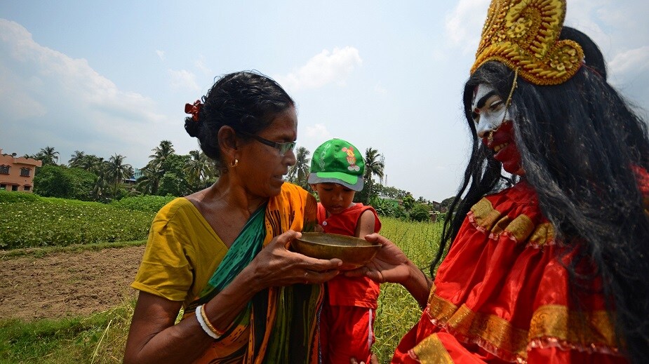 অথচ এক সময় বাংলায় বহুরূপীদের কদর একেবারেই অন্য ছিল। তাদেরকে নানা অনুষ্ঠানে ডাকা হত। তখন সবাই মাথা পিছু হাজার দুয়েক করে রোজগার করতেন। কিন্তু আজকাল বিয়ে বা বাচ্চার জন্মদিনে ডাকা হয় সেখানে কোনও পারফরমেন্স করতে দেওয়া হয় না। কেবল সং সাজিয়ে দাঁড় করিয়ে রাখা হয় বহুরূপীদের। যা তাদের কাছে লজ্জার। আগে তারা নানা গ্রামে মেলায় গিয়ে নানা রকম খেলা দেখাতেন। আজকাল তা আর করতে দেওয়া হয় না। এখন রোজগারের একটাই রাস্তা শিব বা হনুমান সেঁজে ট্রেনে করে কলকাতা এসে ভিক্ষে করা। কালীপদ বাবুর কাছে এখনও জনা দশেক ছেলে বহুরূপী সাজতে আসে। তারাই দিনের শেষে দশটাকা করে দিয়ে যায়। এইতেই চলে সংসার। তবে এখন বেশিরভাগ ছেলেরাই আর বহুরূপী সাজতে চায় না। তারা কল কারখানা বা চায়ের দোকানে কাজে ঢুকে যাচ্ছে। হারিয়ে যাচ্ছে গোটা একটা শিল্পীরদল। চলে আসার সময় কালীপদবাবু হা করে নিজের মুখ দেখিয়ে বললেন,' দেকেন একটাও দাঁত নাই আমার। কিন্তু এই দাঁত গুলো আমি অল্প বয়সে নিজে নিজেই তুলে ফেলেছিলাম। কেন জানেন?' কথা শেষ করে একটা লোহার মাকালীর জিভ নিয়ে এসে বললেন, ' এই জিভটা খুব ভারি। সারাক্ষণ দাঁত দিয়ে চেপে রাখতে হত। এতে দাঁতে লাগত। তাই দাঁত তুলে ফেলি। তারপর আর লাগত না। আর এখন আমাদের এই কষ্টের কোনও দাম নেই। লোকে আমাদের ভিখারি ভাবে।' কথা শেষ করেই আবার কান্নায় ভেঙে পড়লেন কালীপদবাবু। সত্যিই মুখে আর কথা আসছিল না।photo source collected অথচ এক সময় বাংলায় বহুরূপীদের কদর একেবারেই অন্য ছিল। তাদেরকে নানা অনুষ্ঠানে ডাকা হত। তখন সবাই মাথা পিছু হাজার দুয়েক করে রোজগার করতেন। কিন্তু আজকাল বিয়ে বা বাচ্চার জন্মদিনে ডাকা হয় সেখানে কোনও পারফরমেন্স করতে দেওয়া হয় না। কেবল সং সাজিয়ে দাঁড় করিয়ে রাখা হয় বহুরূপীদের। যা তাদের কাছে লজ্জার। আগে তারা নানা গ্রামে মেলায় গিয়ে নানা রকম খেলা দেখাতেন। আজকাল তা আর করতে দেওয়া হয় না। এখন রোজগারের একটাই রাস্তা শিব বা হনুমান সেঁজে ট্রেনে করে কলকাতা এসে ভিক্ষে করা। কালীপদ বাবুর কাছে এখনও জনা দশেক ছেলে বহুরূপী সাজতে আসে। তারাই দিনের শেষে দশটাকা করে দিয়ে যায়। এইতেই চলে সংসার। তবে এখন বেশিরভাগ ছেলেরাই আর বহুরূপী সাজতে চায় না। তারা কল কারখানা বা চায়ের দোকানে কাজে ঢুকে যাচ্ছে। হারিয়ে যাচ্ছে গোটা একটা শিল্পীরদল। চলে আসার সময় কালীপদবাবু হা করে নিজের মুখ দেখিয়ে বললেন,' দেকেন একটাও দাঁত নাই আমার। কিন্তু এই দাঁত গুলো আমি অল্প বয়সে নিজে নিজেই তুলে ফেলেছিলাম। কেন জানেন?' কথা শেষ করে একটা লোহার মাকালীর জিভ নিয়ে এসে বললেন, ' এই জিভটা খুব ভারি। সারাক্ষণ দাঁত দিয়ে চেপে রাখতে হত। এতে দাঁতে লাগত। তাই দাঁত তুলে ফেলি। তারপর আর লাগত না। আর এখন আমাদের এই কষ্টের কোনও দাম নেই। লোকে আমাদের ভিখারি ভাবে।' কথা শেষ করেই আবার কান্নায় ভেঙে পড়লেন কালীপদবাবু। সত্যিই মুখে আর কথা আসছিল না।photo source collected