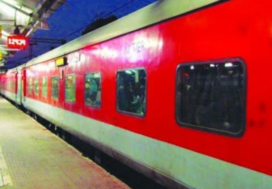 আপাতত এই গতিতে সপ্তাহে পাঁচদিন পরীক্ষামূলকভাবে এই ট্রেন চালানো হচ্ছে ৷ লাগানো হয়েছে দুটি লোকোমোটিভ ৷ Photo- File আপাতত এই গতিতে সপ্তাহে পাঁচদিন পরীক্ষামূলকভাবে এই ট্রেন চালানো হচ্ছে ৷ লাগানো হয়েছে দুটি লোকোমোটিভ ৷ Photo- File