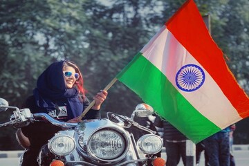 সোশ্যাল মিডিয়ায় তুফান তুলেছেন সুন্দরী রোশনি, পরণে হিজাব, চালান স্পোর্টস বাইক