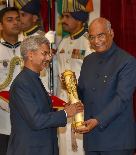 ভারতীয় বিদেশমন্ত্রকের আধিকারিক এস জয়শঙ্কর রাষ্ট্রপতি রামনাথ কোবিন্দের হাত থেকে নিলেন পদ্মসম্মান ৷ (Image: PTI)