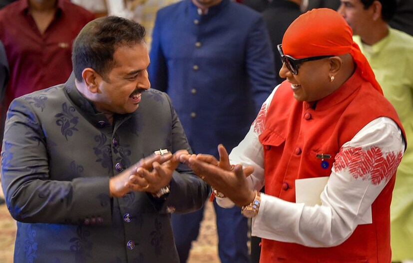 পদ্ম -সম্মানের অনুষ্ঠানের মধ্যেই শিবমণি ও শঙ্কর মহাদেবন নিজেদের মধ্যে হালকা মুহূর্ত ভাগ করে নিলেন ৷ (Image: PTI)