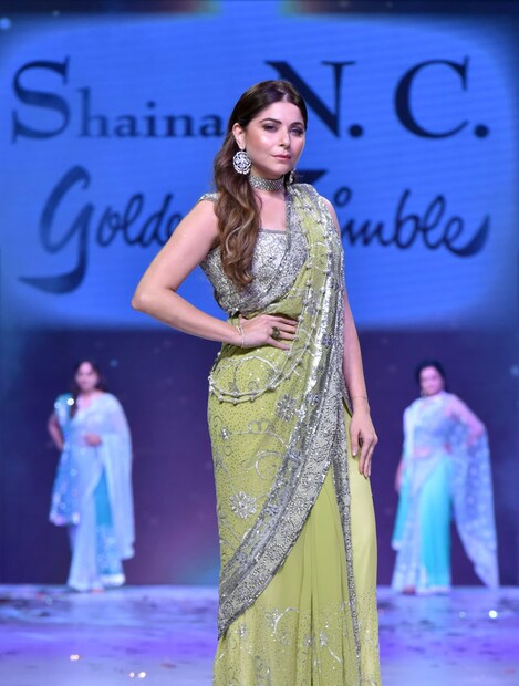 একই অনুষ্ঠানে র‍্যাম্পে হাঁটলেন গায়িকা কনিকা কাপুর  (Image: Viral Bhayani) 