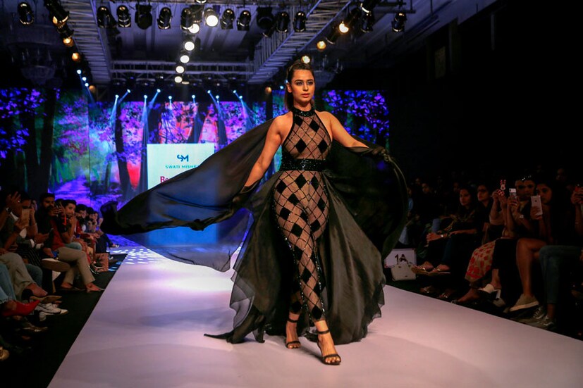 কালো পোশাকে বিউটি সিং এর বিউটি চোখে পড়ার মত ৷ 