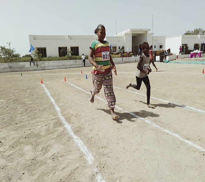 আফ্রিকান বংশোদ্ভুত এই জনগোষ্ঠীর ছোটদের ক্রীড়াক্ষেত্রে আগ্রহী করে তুলতে প্রথম ক্লিনিক ইতিমধ্যেই আয়োজিত হয়ে গেল ৷ যে পরিমাণ মেয়ে ও ছেলে এতে অংশ নিয়েছে তা থেকে আশা দেখেছেন আয়োজকরা ৷ 