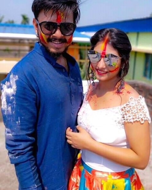 • তবু তারমধ্যেও পরিবারের জন্য নির্দিষ্ট সময় তুলে রাখেন পর্দার কৃষ্ণকলি ৷ হোলির দিনটাও ব্যতিক্রম নয় ৷ ছবি: ইনস্টাগ্রাম ৷