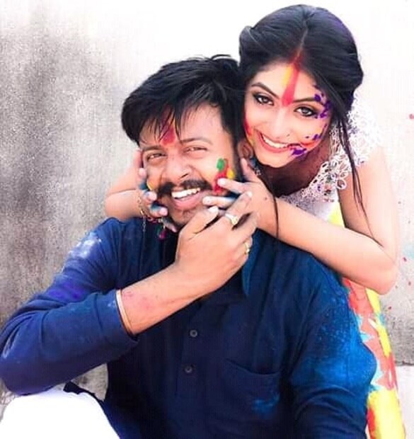 • লাল-হলুদ আবিরে নিজেকে রাঙালেন তিয়াসা ৷ ফোটোসেশন করতেও ভুললেন না ৷ ছবি: ইনস্টাগ্রাম ৷