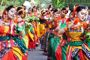 শান্তিনিকেতনে শুরু বসন্ত উৎসব, রঙে-আবিরে জমজমাট আনন্দ উৎসব শান্তিনিকেতনে শুরু বসন্ত উৎসব, রঙে-আবিরে জমজমাট আনন্দ উৎসব