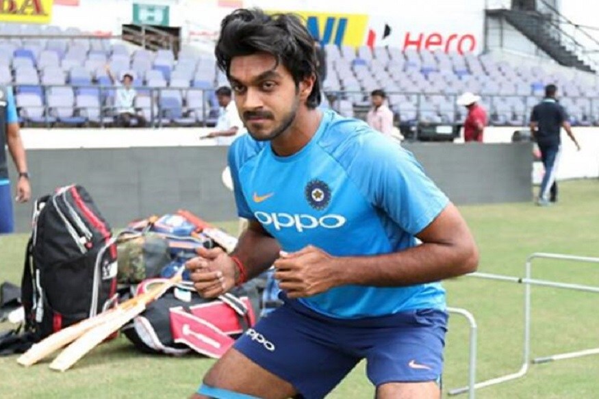 ভারতের হাতে ডানহাতি মিডিয়াম পেসার অলরাউন্ডার হিসেবে হার্দিক পাণ্ডিয়া রয়েছেন। বিজয় থাকলে গভীরতা আরও বাড়বে বলেই মত নির্বাচকদের একাংশের। মে-জুনের ইংল্যান্ডের কন্ডিশনে বিশ্বকাপে অতীতেও গেমচেঞ্জার ভূমিকা নিয়েছেন মিডিয়াম পেসার অলরাউন্ডাররা। ১৯৮৩-তে কপিলের দলেও স্বয়ং অধিনায়ক ছাড়া মহিন্দর, বিনি, মদনলালরা ছিলেন একই গোত্রে। তাই নাগপুরের পর নম্বর আরও বাড়ছে বিজয় শঙ্করের মার্কশিটে। File Photo ভারতের হাতে ডানহাতি মিডিয়াম পেসার অলরাউন্ডার হিসেবে হার্দিক পাণ্ডিয়া রয়েছেন। বিজয় থাকলে গভীরতা আরও বাড়বে বলেই মত নির্বাচকদের একাংশের। মে-জুনের ইংল্যান্ডের কন্ডিশনে বিশ্বকাপে অতীতেও গেমচেঞ্জার ভূমিকা নিয়েছেন মিডিয়াম পেসার অলরাউন্ডাররা। ১৯৮৩-তে কপিলের দলেও স্বয়ং অধিনায়ক ছাড়া মহিন্দর, বিনি, মদনলালরা ছিলেন একই গোত্রে। তাই নাগপুরের পর নম্বর আরও বাড়ছে বিজয় শঙ্করের মার্কশিটে। File Photo