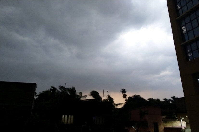 কালবৈশাখীর দাপটে বিপর্যস্ত রেল পরিষেবা ৷ বহু জায়গায় রেললাইনের উপর ভেঙে পড়েছে গাছ ৷পুরোপুরি বন্ধ হয়ে গিয়েছে শিয়ালদহ দক্ষিণ শাখার ট্রেন পরিষেবা ৷ 