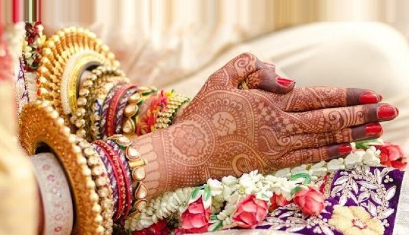 তারপর যদি আরও ১০০ টি গাড়ি থাকে তাহলে ৮০০ জন অবধি গেস্ট বলা যাবে ৷ এই মাপটা মাথায় রেখেই বিয়ের নিমন্ত্রিতের তালিকা তৈরি করতে হবে ৷ File photo