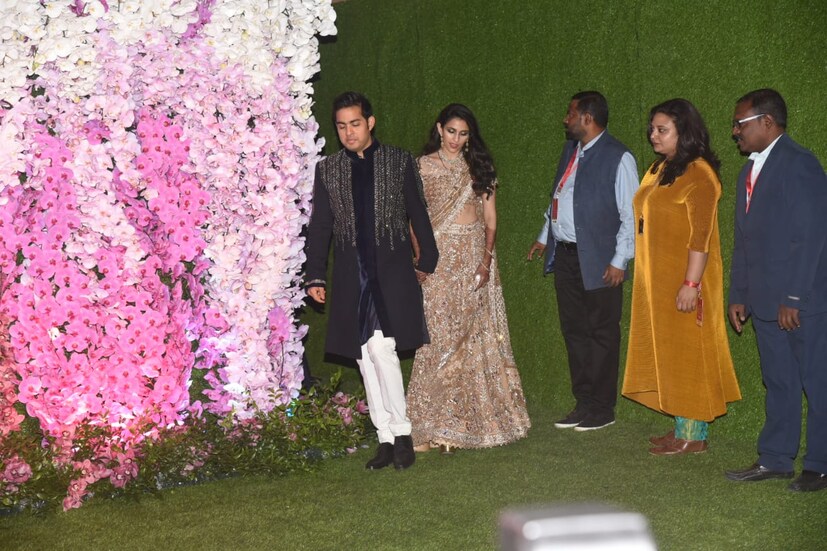 গতকাল এক বর্ণাঢ্য অনুষ্ঠানে বিয়ে হয়েছে আকাশ আম্বানি আর শ্বেতা মেহতার ৷ সেই বিয়ের জৌলুস ছিল দেখবার মতো ৷ আর হবে নাই বা কেন ৷ ভারতের সবচেয়ে ধনী ঘরের বিয়ে বলে কথা ৷