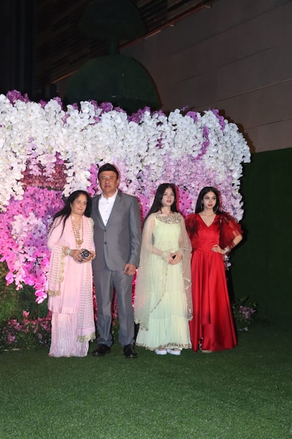 স্ত্রী এবং দুই কন্যাকে নিয়ে আকাশ আম্বানির বিয়েতে হাজির অনু মালিক ৷
