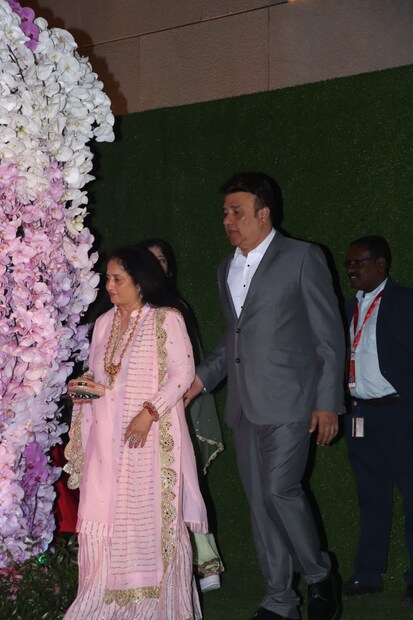 স্ত্রীকে সঙ্গে নিয়ে বিয়ের পরবর্তী দিনে হাজির অনু মালিক ৷