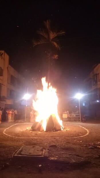 বাঙালিদের কাছে যা ন্যাড়া পোড়া অনেকটা সেটাই অবাঙালিদের কাছে হোলিকা দহন। (Image: News18) 