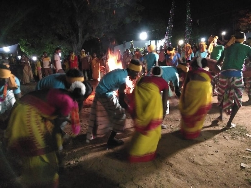 ওরে গৃহবাসী খোল দ্বার খোল, লাগল যে দোল-রবি ঠাকুরের এই গান দিয়েই শুরু হল দোলের সিন উৎসব। সেই গানের তালে তালে যেন গা ভাসিয়ে দিল গোটা পাহাড়। তার সঙ্গে পাখির ডাক মিলে তৈরি হল নতুন এক সিম্ফনি।