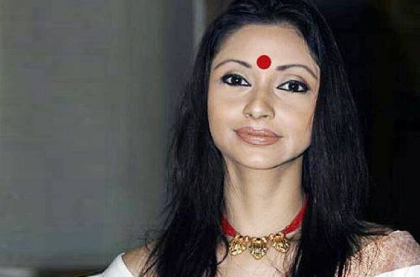 তারপর আবার বললেন, &quot; সামনে অনেক কাজ। আমি এখন একটু চার মাসের ছুটি নিয়েছি। তারপর আবার কাজে ফিরব। তাই একটু দোলটায় নিজেরা সময় কাটিয়ে আসি।&quot; photo source collected
