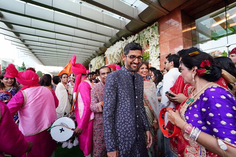 আকাশ-শ্লোকার বিয়ের অতিথিদের মধ্যে রয়েছেন গুগল সিইও (চিফ এক্সিকিউটিভ অফিসার) সুন্দর পিচাই । 