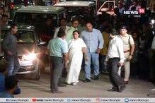 অসুস্থ বড়মাকে হাসপাতালে দেখতে গেলেন মুখ্যমন্ত্রী মমতা বন্দ্যোপাধ্যায় অসুস্থ বড়মাকে হাসপাতালে দেখতে গেলেন মুখ্যমন্ত্রী মমতা বন্দ্যোপাধ্যায়