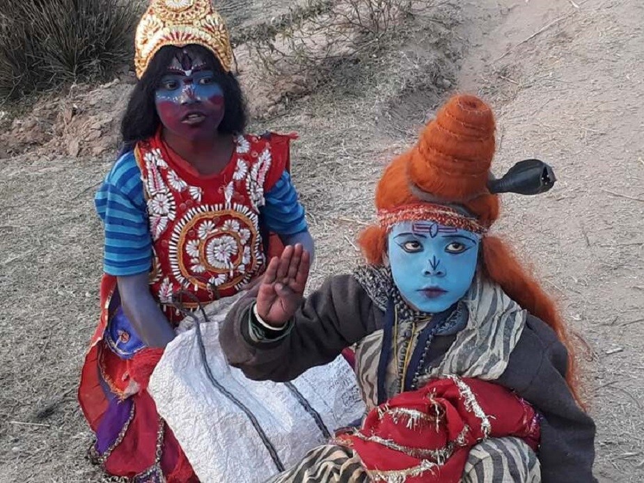 কিন্তু এই ট্রেনের মিষ্টি শিব বাবার সঙ্গে কথা বলে জানা গেল, তারা কয়েক ঘর বহুরূপী তারকেশ্বরে থাকে। ভোরবেলা রং মেখে সং সেঁজে বেড়িয়ে পড়ে তারা। দুটো রোজগারের আশায়। যা জোটে তাই দিয়ে চলে সংসার। ছিদামই বলল, 'তারকেশ্বর যাচ্ছেন যখন পারলে একবার আমাদের গ্রাম থেকেও ঘুরে আসবেন। কালীপদ দাদু আমাদের গুরু। কিন্তু এই ট্রেনের মিষ্টি শিব বাবার সঙ্গে কথা বলে জানা গেল, তারা কয়েক ঘর বহুরূপী তারকেশ্বরে থাকে। ভোরবেলা রং মেখে সং সেঁজে বেড়িয়ে পড়ে তারা। দুটো রোজগারের আশায়। যা জোটে তাই দিয়ে চলে সংসার। ছিদামই বলল, 'তারকেশ্বর যাচ্ছেন যখন পারলে একবার আমাদের গ্রাম থেকেও ঘুরে আসবেন। কালীপদ দাদু আমাদের গুরু।