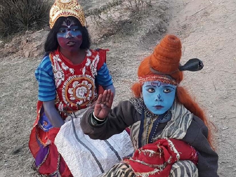 কিন্তু এই ট্রেনের মিষ্টি শিব বাবার সঙ্গে কথা বলে জানা গেল, তারা কয়েক ঘর বহুরূপী তারকেশ্বরে থাকে। ভোরবেলা রং মেখে সং সেঁজে বেড়িয়ে পড়ে তারা। দুটো রোজগারের আশায়। যা জোটে তাই দিয়ে চলে সংসার। ছিদামই বলল, 'তারকেশ্বর যাচ্ছেন যখন পারলে একবার আমাদের গ্রাম থেকেও ঘুরে আসবেন। কালীপদ দাদু আমাদের গুরু।&quot; যাক এতক্ষণে তাও এই যাত্রা পথের একটা মানে দাঁড়াল।তারকেশ্বর স্টেশন থেকে দশ মিনিট হাঁটলেই দেখা মেলে ছিদামদের গ্রামের। ওখানেই থাকেন কালীপদ পাল। মাটির দালান পেরিয়ে বাড়িতে ঢুকতেই চোখে পড়ল এক ভদ্রমহিলা আটপৌরে শাড়ি পরে কাঠের আঁচে রান্না করছেন। এটাই কালীপদ বহুরূপীর বাড়ি। বাড়ির মাটির দেওয়ালে লেখা 'বহুরূপী সেন্টার'। ভদ্রমহিলা নিয়ে গেলেন ঘরের ভিতর খাটে বসে থাকা ৮৫ বছরের কালীপদ পালের কাছে। তিনি খাটের ওপর বসে একটা বাঘের মুখোশ পড়ে নানা রকম ভঙ্গীতে অভিনয় করছেন। ভদ্রমহিলা বললেন, 'বাবা এখন তো আর বাইরে যেতে পারেন না। তাই ঘরে বসেই এই সব পাগালামি করে। কিছু মনে করবেন না।' কথাটা বলেই মহিলা বাইরে চলে গেলেন। কলকাতা থেকে লোক এসেছে শুনে কালীপদবাবু মুখোশটা খুলে রেখে। কানে একটা যন্ত্র গুঁজে চাকা ঘোরাতে লাগলেন। সারা ঘরে হনুমানের গদা, ত্রিশূল, পোষাক, নানা রকম ঠাকুর দেবতার মুখোশ সাঁজানো।  photo source collected